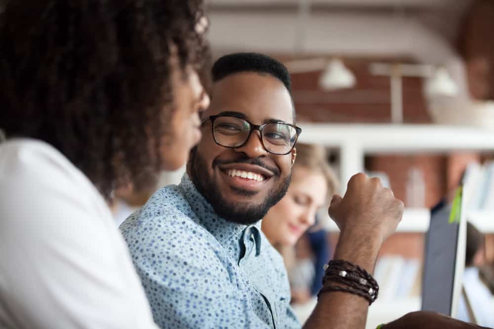 16 Signes Évidents Que Votre Collègue Est Amoureux De Vous