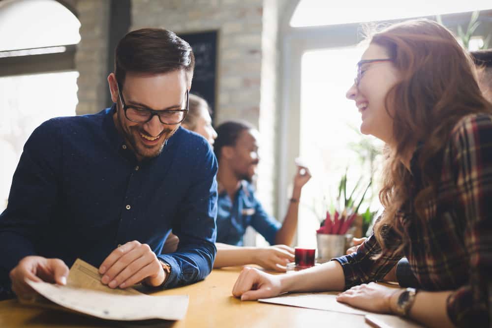 16 Signes Évidents Que Votre Collègue Est Amoureux De Vous