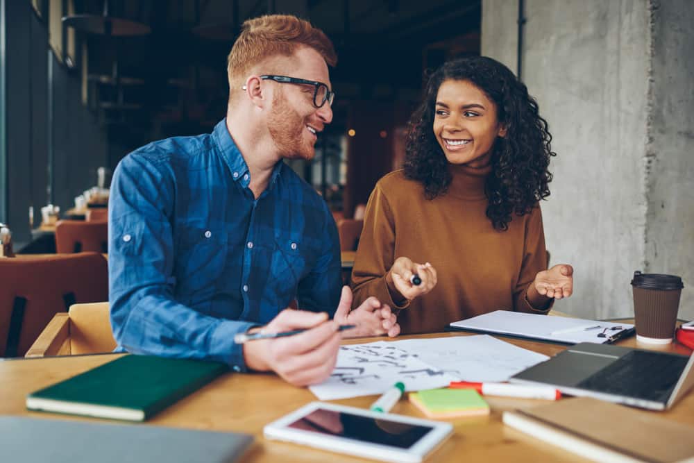 16 Signes Évidents Que Votre Collègue Est Amoureux De Vous