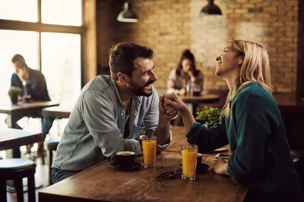 19 Indéniables Signes Qu'un Homme Est Attiré Par Une Femme