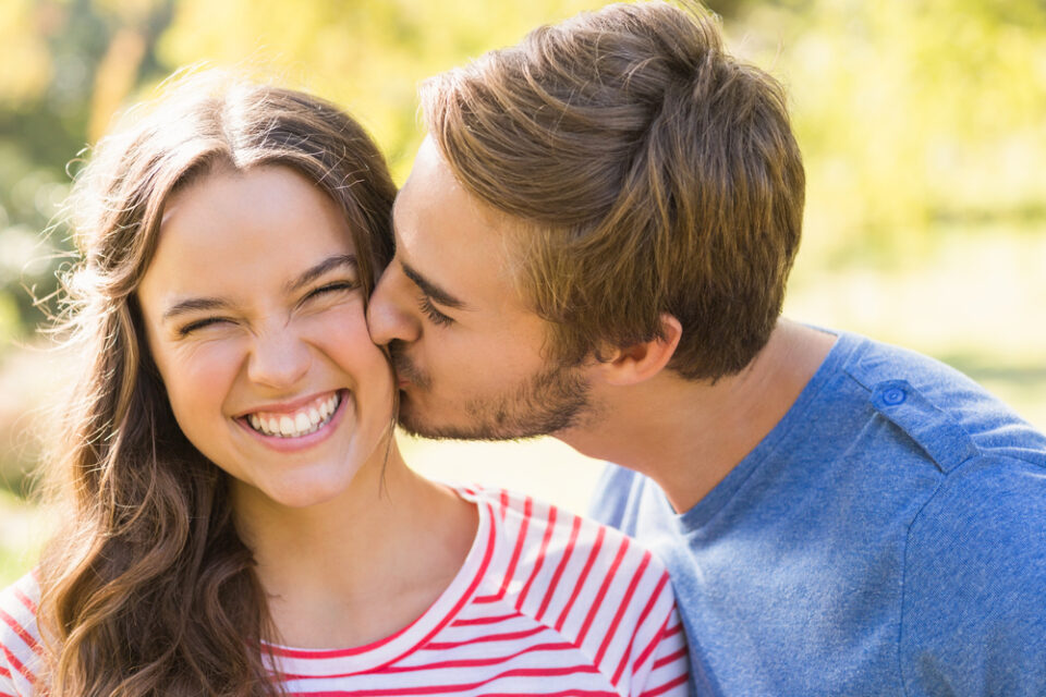 12 Signes qu'Embrasser A Une Signification Pour Les Hommes