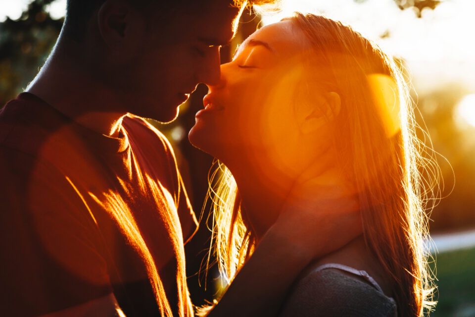 12 Signes qu'Embrasser A Une Signification Pour Les Hommes