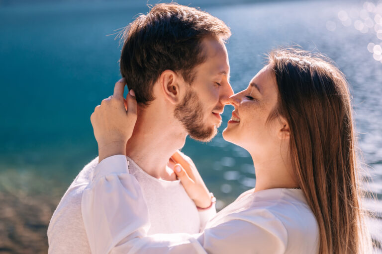 12 Signes qu'Embrasser A Une Signification Pour Les Hommes