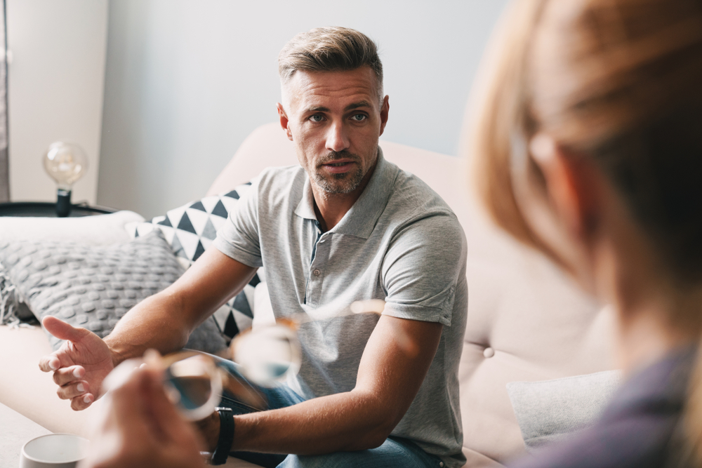 11 Difficultés Quotidiennes Auxquelles Vous Ferez Face en Sortant avec un Fils à Maman