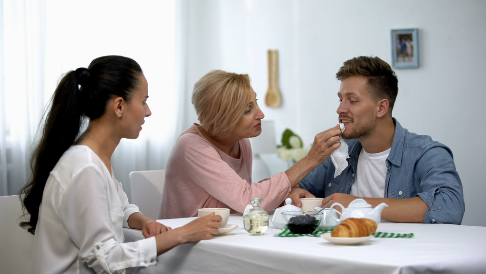 11 Difficultés Quotidiennes Auxquelles Vous Ferez Face en Sortant avec un Fils à Maman