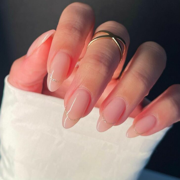 Des ongles simples et neutres pour l'été