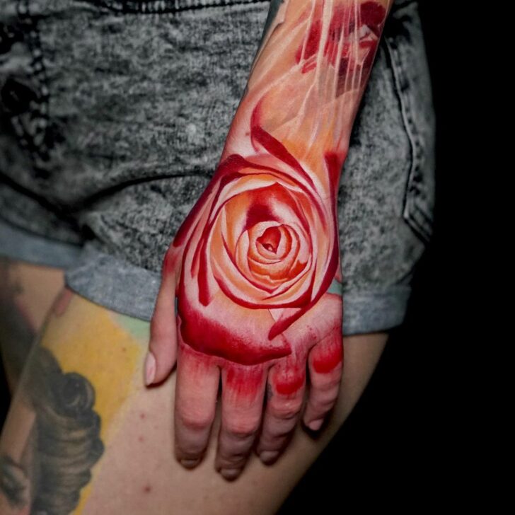 Tatouage de la main en forme de rose rouge