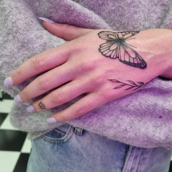 Trois petits tatouages de main pour femmes