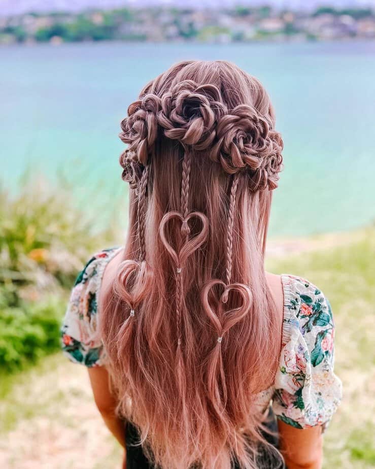 Tresses romantiques en forme de cœur avec des accents floraux