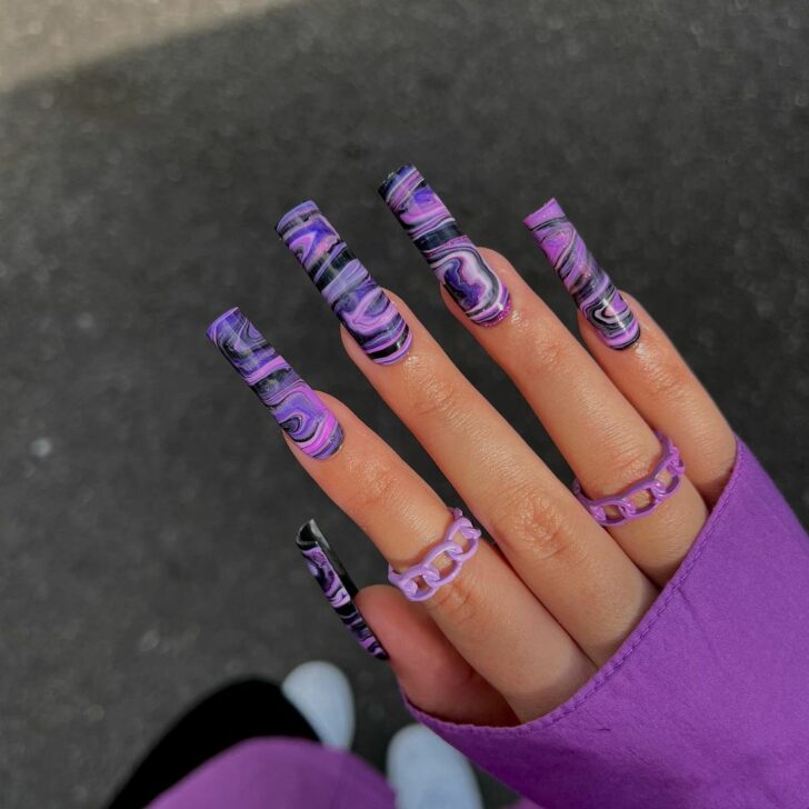 Ongles violets galactiques