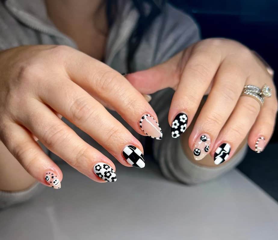 Dessins d'ongles en noir et blanc contrastant avec le rose