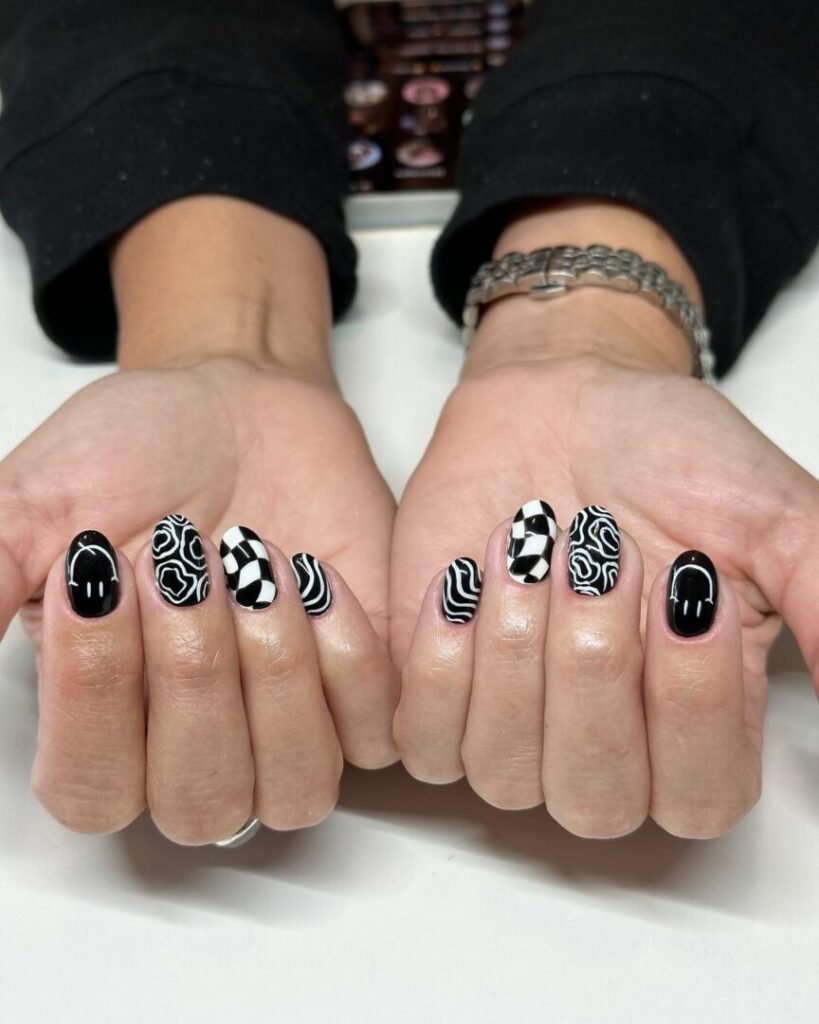 Dessins d'ongles tourbillonnants en noir et blanc