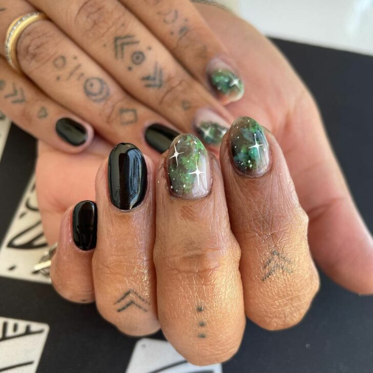 Ongles galaxie noirs et verts