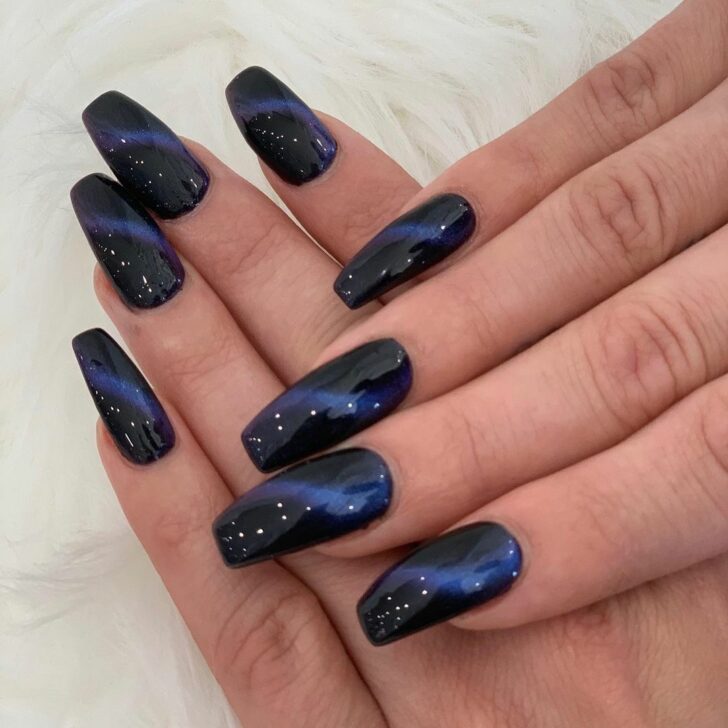 Ongles galaxie bleu foncé