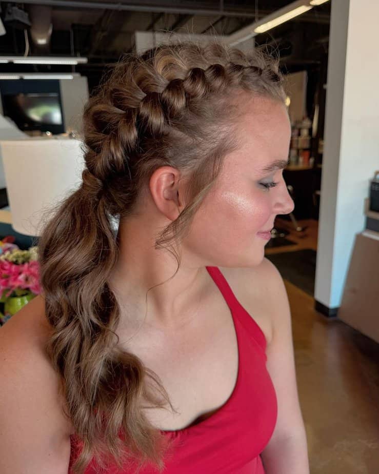 Tresse de côté décontractée avec des boucles amusantes