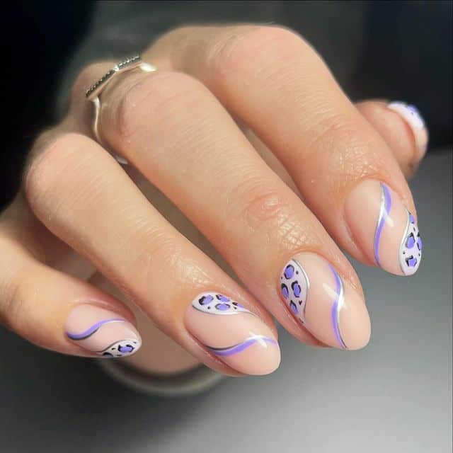 Magnifiques ongles violets à motif animalier