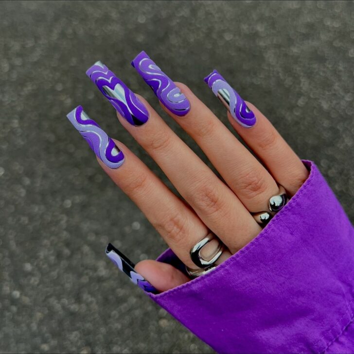 Ongles violets en forme de cœur