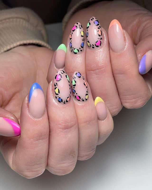 Ongles à motif animalier arc-en-ciel