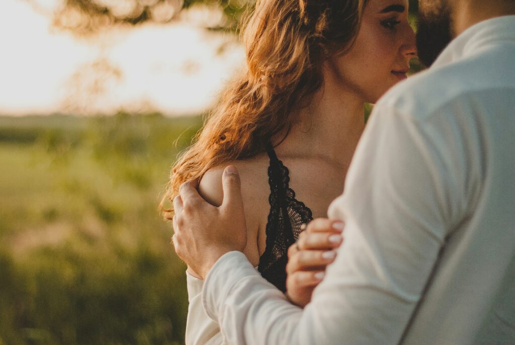 Quand Les Femmes Trompent : Pourquoi Cela Semble Plus Choc Que L’infidélité Masculine