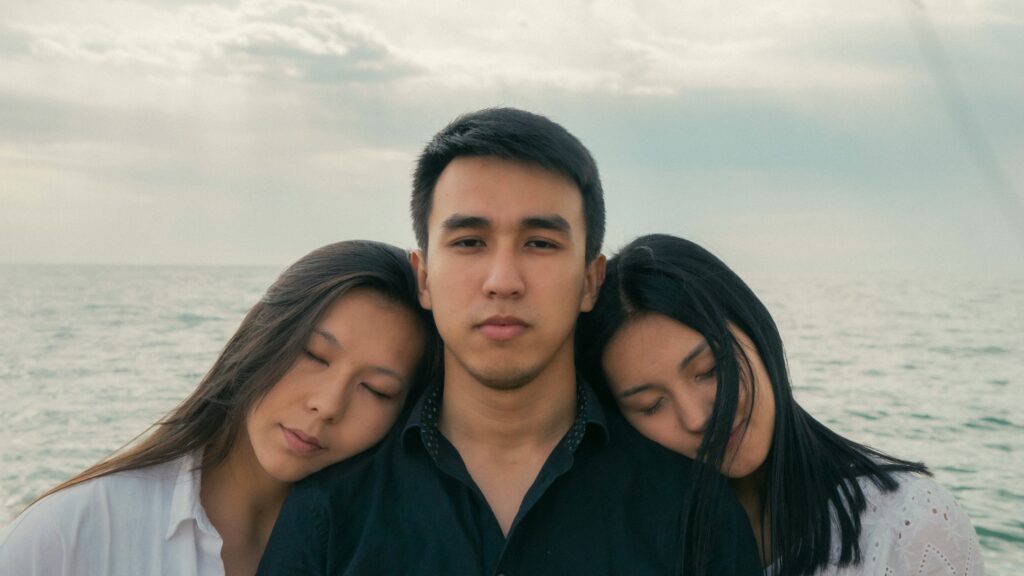 Amour, Mensonges, Et Conséquences : Ce Qui Se Passe Lorsqu'un Homme Joue Entre Deux Femmes
