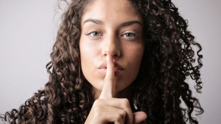 8 Détails Privés de Votre Relation Que Vous Ne Devriez Jamais Partager, Selon les Psychologues