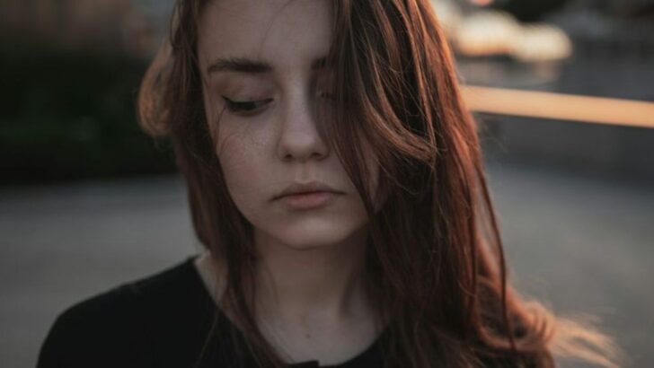 17 comportements qui sont en fait des réponses à des traumatismes (et non ta personnalité)