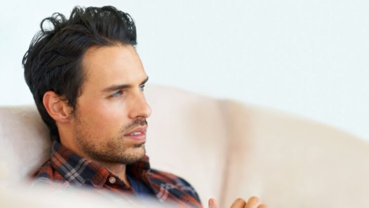 Les hommes ne disent pas “Je ne suis plus amoureux” — ils disent plutôt ces 12 phrases