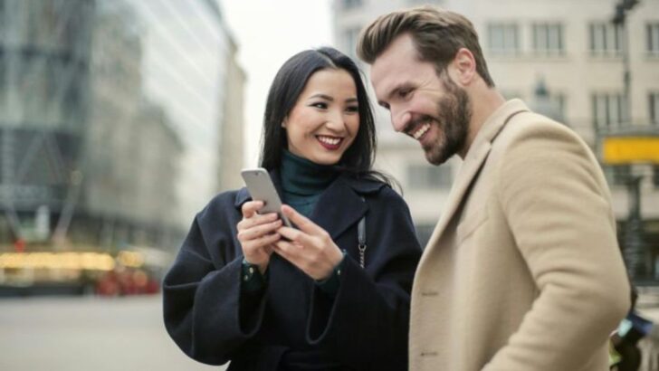 Si un homme veut secrètement une femme, il commencera à dire ces 10 choses de manière désinvolte