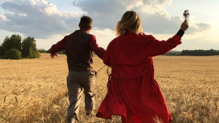 12 raisons pour lesquelles le love bombing ressemble d’abord à un conte de fées — avant que la réalité ne frappe