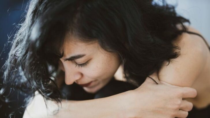 13 façons dont ton corps tente de te dire « Je ne vais pas bien » avant que ton esprit ne l’admette