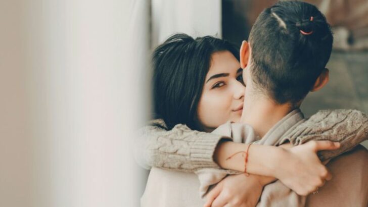 7 signes discrets qu’un narcissique se prépare à te quitter