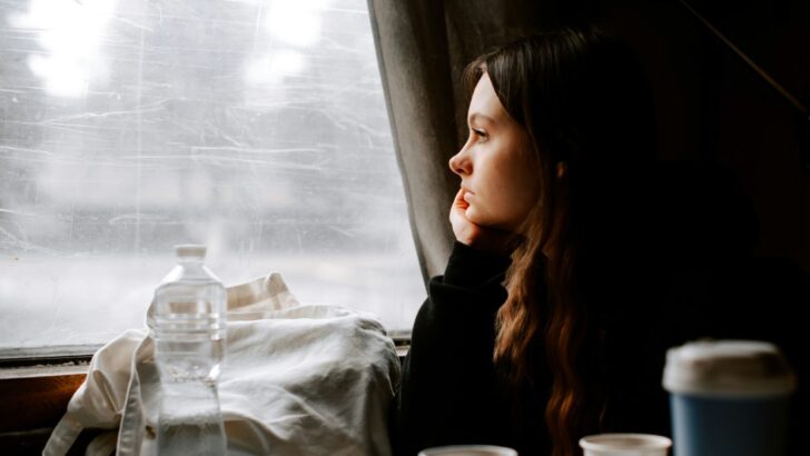 Les psychologues disent que si tu ressens ces 10 choses avec quelqu’un, ce n’est pas de l’amour — c’est du contrôle