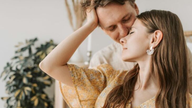 10 choses que les hommes font en couple et que les femmes n’oublient jamais