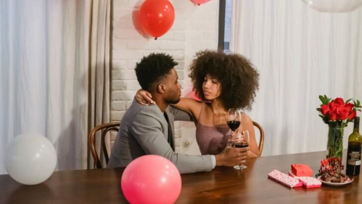 10 façons dont les hommes montrent leur jalousie sans jamais dire un mot