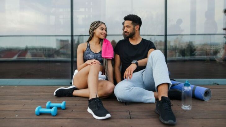 10 signes qui montrent qu’il a surtout peur d’être rejeté… et non de toi