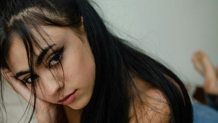 12 signes psychologiques qui montrent que tu es émotionnellement épuisé(e) — sans t’en rendre compte