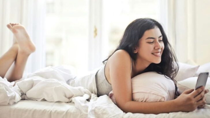 7 habitudes de messages qui montrent qu’il tient à toi plus qu’il ne le dit