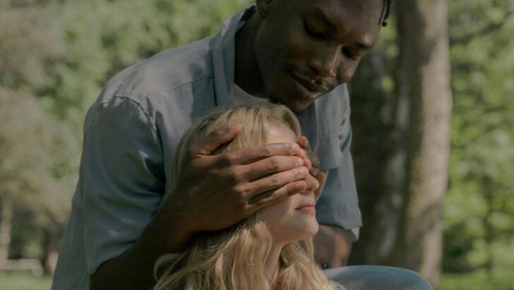 Les psychologues disent que ces 12 gestes « doux » sont en réalité une forme de contrôle déguisé