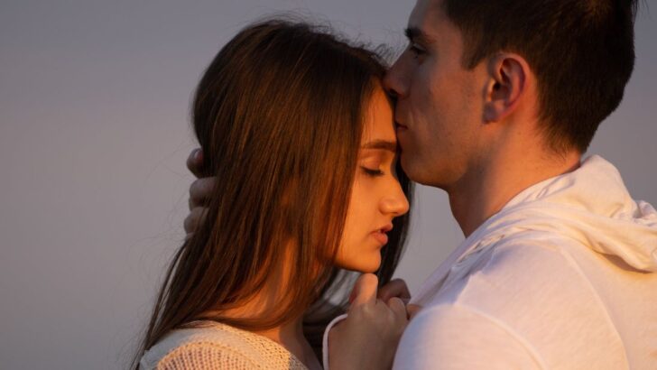 13 signes que vous &ecirc;tes face au love bombing, et non &agrave; un v&eacute;ritable amour