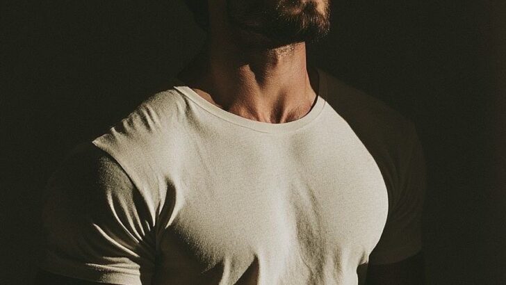 Pourquoi le narcissique revient toujours quand il sent que vous commencez enfin à guérir