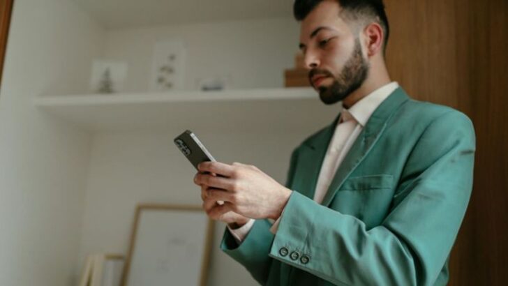 Il envoie ces 11 messages ? Il est bien plus investi &eacute;motionnellement qu&rsquo;il ne le laisse para&icirc;tre