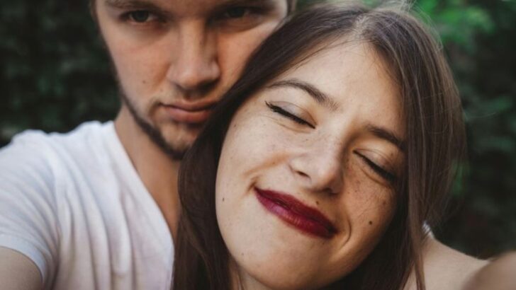 Ces 11 signes ne veulent pas dire qu’elle te trompe — ils révèlent souvent de l’insécurité