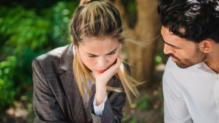 Derrière le comportement contrôlant de certains hommes se cachent souvent ces 13 émotions