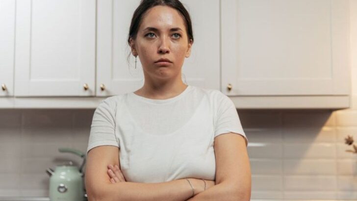 Les femmes élevées par une mère émotionnellement hostile peuvent se reconnaître dans ces 10 habitudes à l’âge adulte